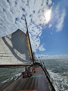 Met volle zeilen scheert 'de Zuiderzee' over de Waddenzee
