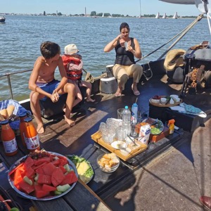 familieweekend op zee, lekker samen eten aan denk van tjalk 'de Zuiderzee'